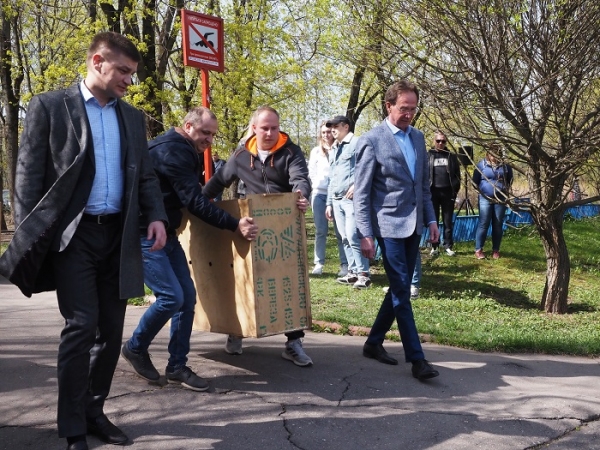 Лебеди вернулись после зимовки в 1-й мкрн Зеленограда