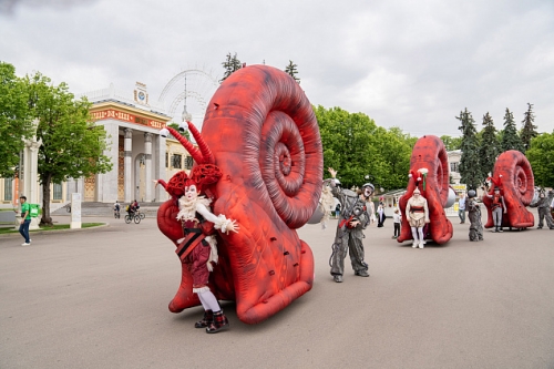 Около 400 тыс. человек приняли участие в праздничных мероприятиях на ВДНХ Около 400 тыс. человек приняли участие в праздничных мероприятиях на ВДНХ