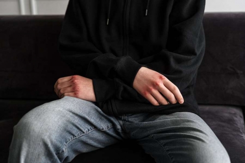 В Пермском крае мужчине, который несколько суток избивал бывшую жену и угрожал убить ее дочь, вынесли приговор 