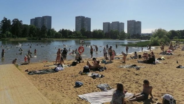 На Школьном озере спасли тонущего