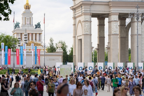 Около 400 тыс. человек приняли участие в праздничных мероприятиях на ВДНХ Около 400 тыс. человек приняли участие в праздничных мероприятиях на ВДНХ