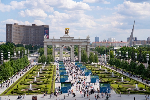 Около 400 тыс. человек приняли участие в праздничных мероприятиях на ВДНХ Около 400 тыс. человек приняли участие в праздничных мероприятиях на ВДНХ