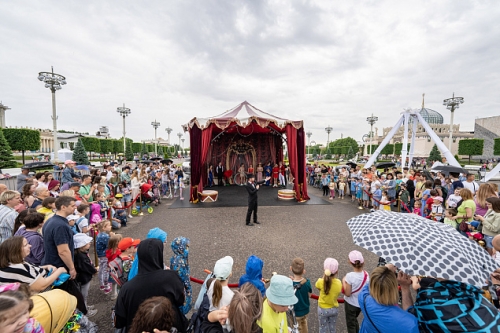 Около 400 тыс. человек приняли участие в праздничных мероприятиях на ВДНХ Около 400 тыс. человек приняли участие в праздничных мероприятиях на ВДНХ