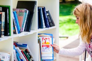 В «Озеропарке» начала работу летняя читальня