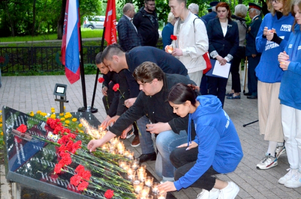 22 июня в 4.00 часа утра площадки перед воинскими мемориалами в Зеленограде озарились пламенем свечей