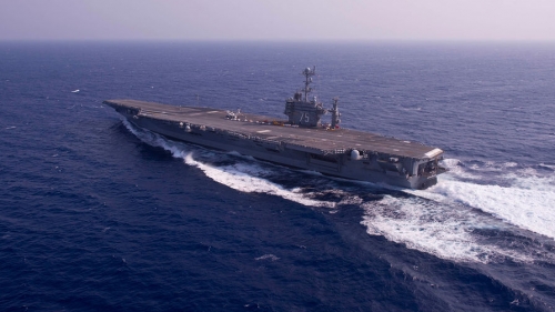В Тюмени повесили плакат ко Дню ВМФ с изображением авианосца США 