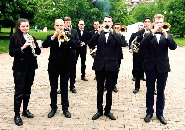 На сцене Озеропарка выступит духовой оркестр FV BRASS