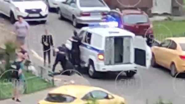 Пьяные мужчина и женщина подрались с полицейскими в 20-м микрорайоне