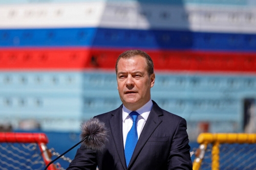 Медведев назвал современную политику ЕС коктейлем из хамства, инфантильности и глупости 