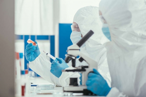 Иммунолог Жемчугов назвал новые варианты COVID-19 природной вакциной 