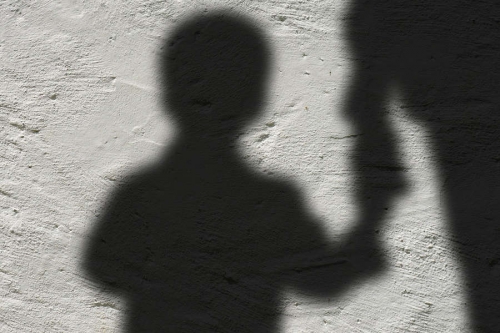Петербуржец увел 7-летнего мальчика с детской площадки и спрятал его под диваном 