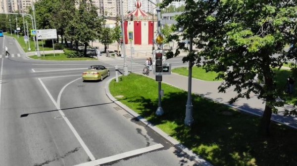 Кроссовер сбил ребенка на переходе у площади Юности