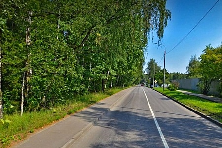 Автомобиль врезался в дерево в Северной промзоне