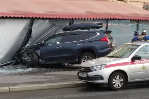 В Санкт-Петербурге водитель на внедорожнике въехал в ресторан 