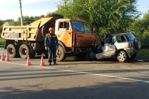В Хабаровском крае грузовик с лопнувшим колесом раздавил легковушку 