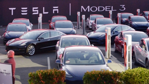 YouTube начал удалять видео, в которых американцы на детях тестируют автопилот Tesla 