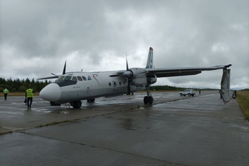 Повредивший крыло самолет Ан-24 садился в Усть-Куте при неблагоприятных погодных условиях 