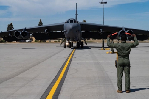 Стратегические бомбардировщики ВВС США B-52 совершили полет над Ближним Востоком 