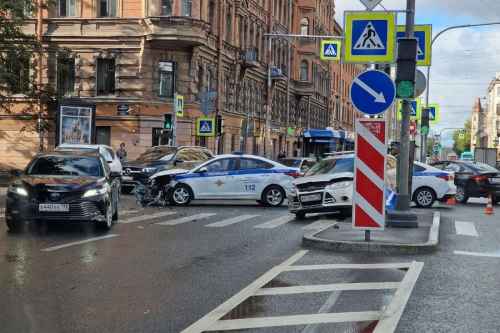 В Санкт-Петербурге полицейский автомобиль попал в ДТП, торопясь на вызов о пожаре 