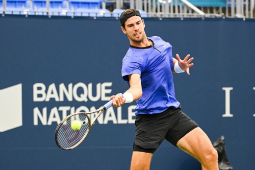 Хачанов на отказе соперника вышел в 1/8 финала US Open 