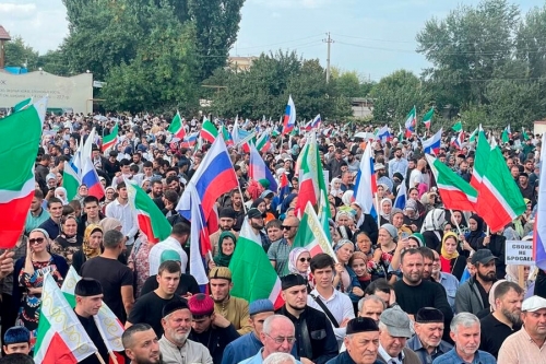 В Грозном более 50 тыс. человек вышли на митинг в поддержку референдумов 
