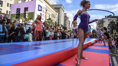ГИБДД Москвы сообщила, на каких улицах перекроют движение по случаю Дня города 