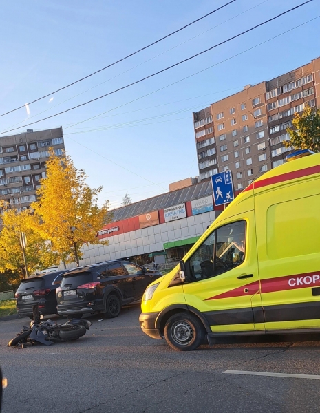 Мотоцикл и кроссовер столкнулись в «новом городе»