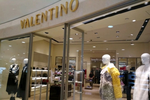 Неизвестный вынес сумку за 2 млн рублей из бутика Valentino в центре Москвы 