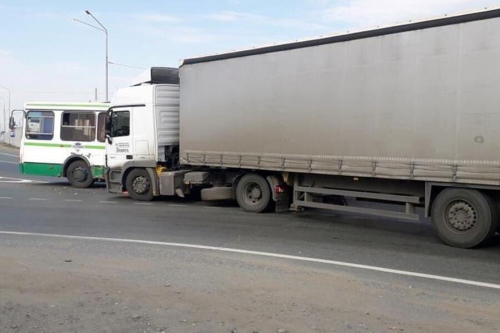 В Омской области фура врезалась в автобус с 20 пассажирами 