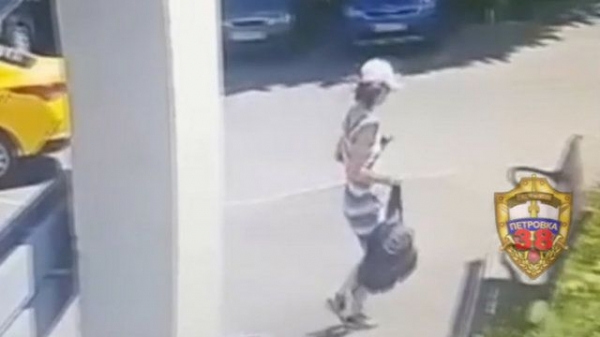 Женщина украла рюкзак пенсионера, оставленный им на лавочке