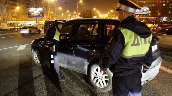 Водитель без прав пытался дать автоинспектору взятку. Его задержали