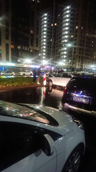 Иномарка врезалась в столб в 17 микрорайоне