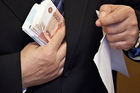 С осужденного за взятки таможенника взыскали 1,5 миллиона рублей