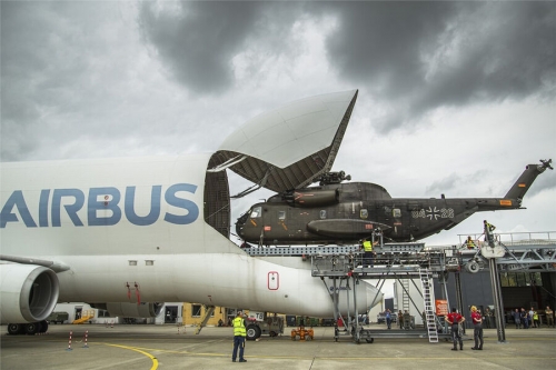 Концерн Airbus научил транспортный самолет Beluga перевозить негабаритные военные грузы 