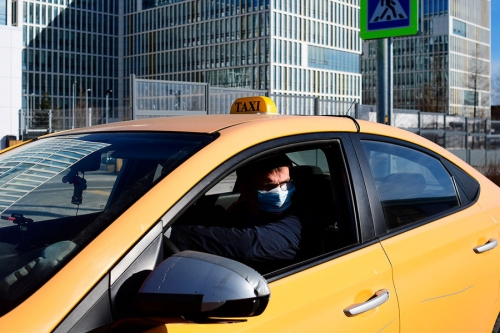 В Ленобласти неизвестные отобрали у таксиста 500 рублей, но забыли в салоне пистолет 