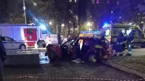 У «Детского мира» на Центральном проспекте машина врезалась в вентиляционную шахту