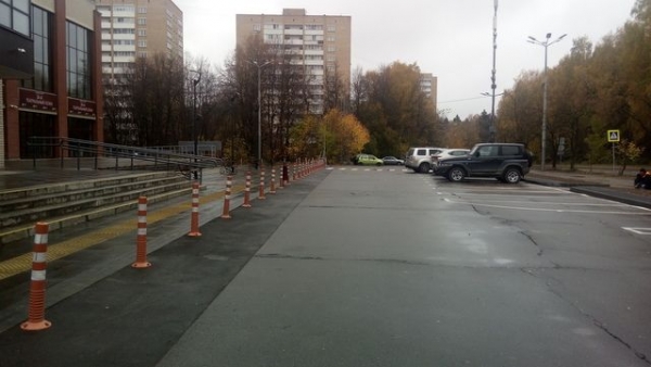 Возле «Ведогонь-театра» устроили парковку и пешеходную зону