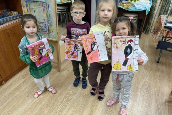 В творческих студиях «Веселые краски» и «Юный художник» учат рисовать малышей