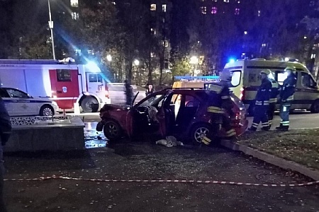 Легковушка вылетела на тротуар и врезалась в бетонную конструкцию