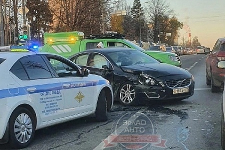 На Панфиловском проспекте столкнулись 4 автомобиля