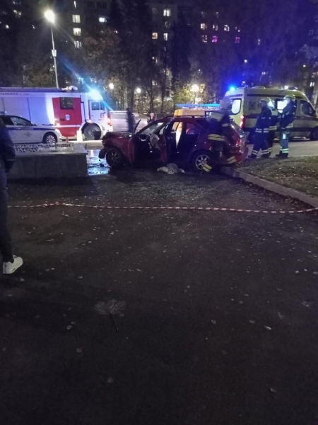Легковушка вылетела на тротуар и врезалась в бетонную конструкцию