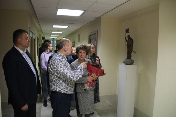 В Совете Федерации открылась выставка скульптур и картин Романа Фашаяна и его учеников