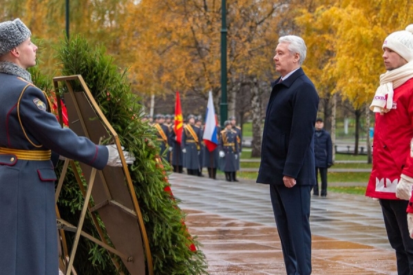 Собянин возложил венок к Могиле Неизвестного Солдата в Александровском саду