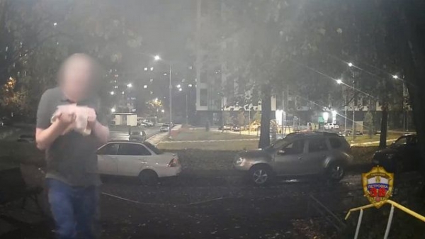Пьяный разбил стекло в двери подъезда. Его задержали