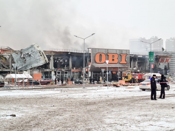Полностью сгорел гипермаркет OBI в Химках. Один человек погиб