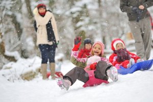Специалисты "Мосприроды" напоминают о мерах безопасности при катании со снежных горок