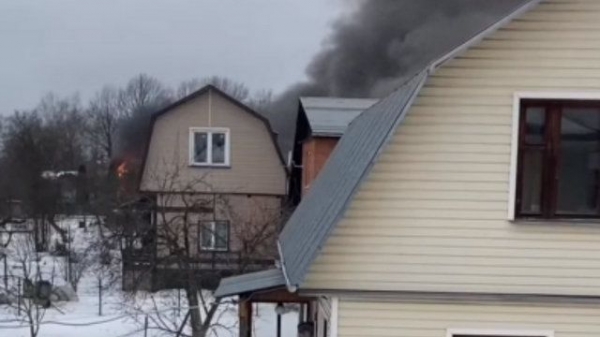 В Алабушево сгорел дом. Пожарные машины застряли в пути