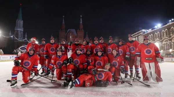 Команда ярких футболистов «PARI-Москва» сыграла в хоккей на Красной площади со «Звездой России»