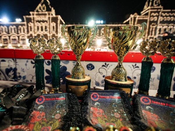 Команда ярких футболистов «PARI-Москва» сыграла в хоккей на Красной площади со «Звездой России»