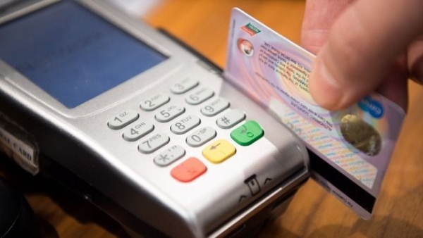 Женщина потратила больше 28 тысяч с чужой банковской карты. Её нашли и задержали